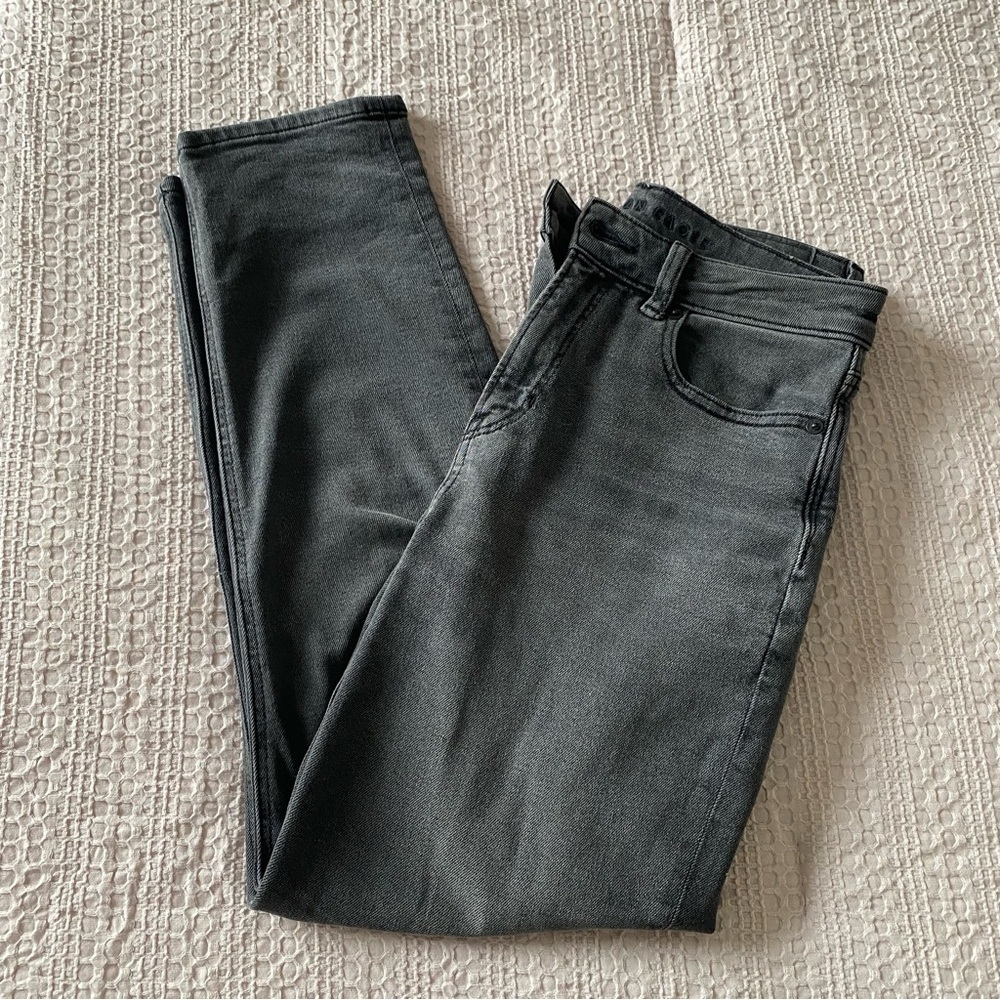 American Eagle High Waisted Mom Jean Black Washed Grey Sz 2 Short Stretch